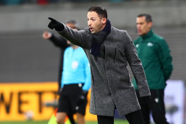 17.02.2022, xtgx, Fussball UEFA European League, RB Leipzig - Real Sociedad San Sebastian emspor, v.l. Domenic Tedesco (Leipzig, Trainer) gibt Anweisungen, gestikuliert mit den Armen, gesticulate, gives instructions (DFL DFB REGULATIONS PROHIBIT ANY USE OF PHOTOGRAPHS as IMAGE SEQUENCES and or QUASI-VIDEO) Leipzig