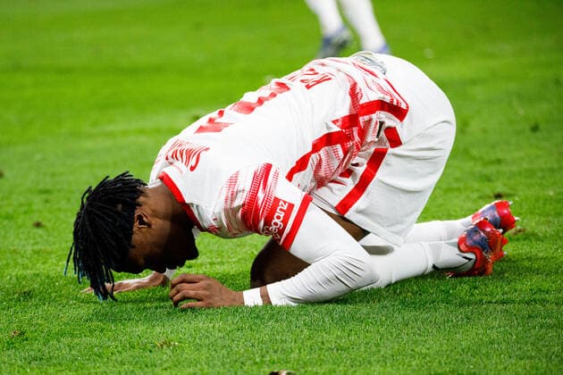 Leipzig, Deutschland 17. Februar 2022: Europa League - 2021 2022 - RB Leipzig vs. San Sebastian Mohamed Simakan (RB Leipzig) kniet am Boden Red Bull Stadion Sachsen Copyright: xFotostandx xMatybax