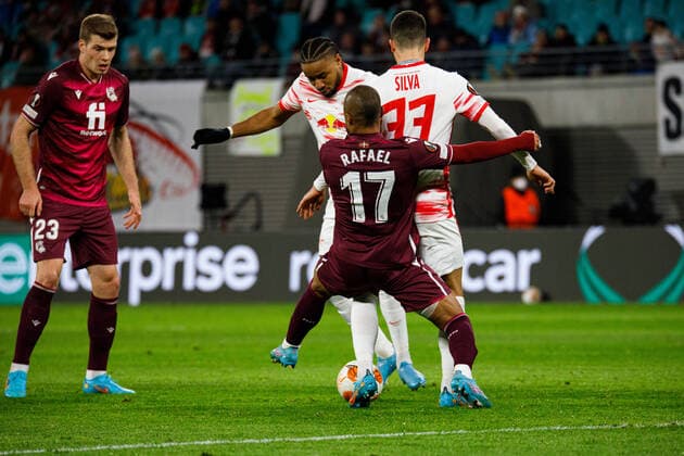Leipzig, Deutschland 17. Februar 2022: Europa League - 2021 2022 - RB Leipzig vs. San Sebastian im Zweikampf Rafinha (Real Sociedad) und Christopher Nkunku (RB Leipzig) Red Bull Stadion Sachsen Copyright: xFotostandx xMatybax