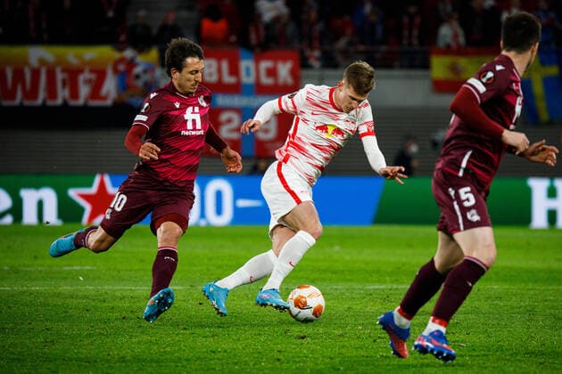 Leipzig, Deutschland 17. Februar 2022: Europa League - 2021 2022 - RB Leipzig vs. San Sebastian im Zweikampf Mikel Oyarzabal (Real Sociedad) und Dani Olmo (RB Leipzig) Red Bull Stadion Sachsen Copyright: xFotostandx xMatybax
