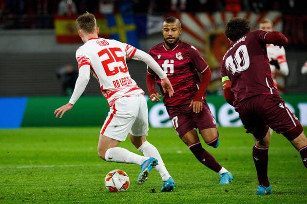 Leipzig, Deutschland 17. Februar 2022: Europa League - 2021 2022 - RB Leipzig vs. San Sebastian im Zweikampf Dani Olmo (RB Leipzig) und Rafinha (Real Sociedad) Red Bull Stadion Sachsen Copyright: xFotostandx xMatybax