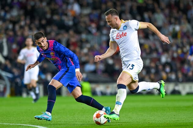 17th February 2022; Camp Nou; Barcelona; Spain; UEFA Europa League; FC Barcelona, Barca versus Napoli; Ferran Torres (Barca) paces the run from Amir Rahmani (Napoli)  ActionPlus12365056 agenciaLOF