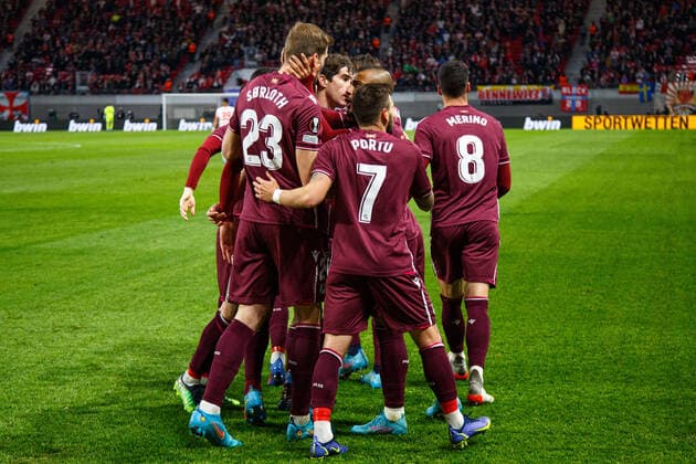 Leipzig, Deutschland 17. Februar 2022: Europa League - 2021 2022 - RB Leipzig vs. San Sebastian 2. v.l Torschuetze zum 1:2 Mikel Oyarzabal (Real Sociedad) juebelt mit seiner Mannschaft (Alexander Soerloth (Real Sociedad), Mikel Oyarzabal (Real Sociedad), Portu (Real Sociedad), Mikel Merino (Real Sociedad) Red Bull Stadion Sachsen Copyright: xFotostandx xMatybax