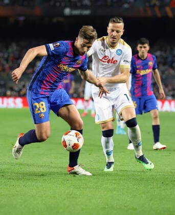 February 17, 2022, Sabadell, Barcelona, Spain: Barcelona Spain 17.02.2022 Nico Gonzalez FC Barcelona, Barca and Amir Rrahmani (SSC Napoli) battle for the ball during the UEFA Europa League between FC Barcelona and SSC Napoli at Camp Nou on 17 February 2021 in Barcelona. Sabadell Spain - ZUMAu50_ 20220217_zsp_u50_014 Copyright: xXavixUrgelesx