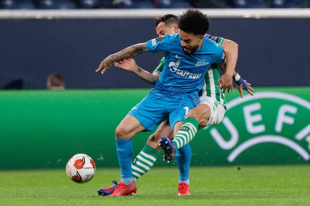 Zenit V Betis: Play-off - UEFA Europa League Claudinho (in front) of Zenit St. Petersburg and Andres Guardado of Real Betis vie for the ball during the UEFA Champions League Group H match between Zenit St. Petersburg and Malmo FF on September 29, 2021 at Gazprom Arena in Saint Petersburg, Russia. Saint Petersburg Russia  Copyright: xMikexKireevx originalFilename:kireev-zenitvbe220217_npnB8.jpg