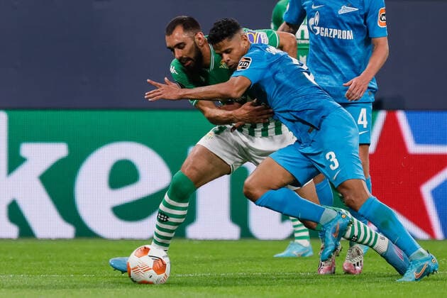 Zenit V Betis: Play-off - UEFA Europa League Douglas Santos (R) of Zenit St. Petersburg and Borja Iglesias of Real Betis vie for the ball during the UEFA Champions League Group H match between Zenit St. Petersburg and Malmo FF on September 29, 2021 at Gazprom Arena in Saint Petersburg, Russia. Saint Petersburg Russia  Copyright: xMikexKireevx originalFilename:kireev-zenitvbe220217_nppbx.jpg
