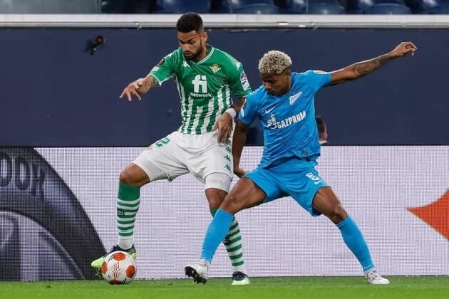 Zenit V Betis: Play-off - UEFA Europa League Wilmar Barrios (R) of Zenit St. Petersburg and Willian Jose of Real Betis vie for the ball during the UEFA Champions League Group H match between Zenit St. Petersburg and Malmo FF on September 29, 2021 at Gazprom Arena in Saint Petersburg, Russia. Saint Petersburg Russia  Copyright: xMikexKireevx originalFilename:kireev-zenitvbe220217_npqUF.jpg