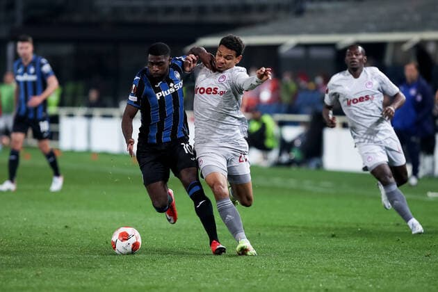 BERGAMO, ITALY - FEBRUARY 17: Jeremie Boga striker for Atalanta B.C. fights for the ball with Kenny Lala defender for Olympiacos Pireo F.C. during the Europa League football match between Atalanta and Olympiacos at Gewiss Stadium on February 17, 2022 in Bergamo, Italy. (Photo by Stefano Nicoli Speed Media Icon Sportswire) SOCCER: FEB 17 Europa League - Olympiacos at Atalanta Icon2202170042