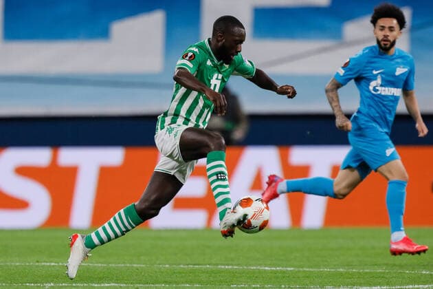 Zenit V Betis: Play-off - UEFA Europa League Claudinho (R) of Zenit St. Petersburg and Youssouf Sabaly (C) of Real Betis in action during the UEFA Champions League Group H match between Zenit St. Petersburg and Malmo FF on September 29, 2021 at Gazprom Arena in Saint Petersburg, Russia. Saint Petersburg Russia  Copyright: xMikexKireevx originalFilename:kireev-zenitvbe220217_npTwg.jpg