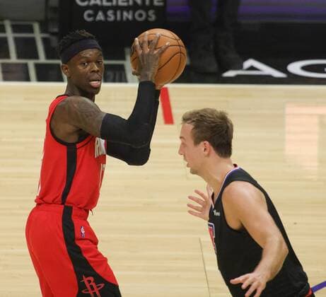 Dennis Schroder (L) of the Houston Rockets looks to pass the ball as he is defended by Luke Kennard of the LA Clippers, during a NBA, Basketball Herren, USA game at the Crypto.com Arena in Los Angeles, CA, 17 February 2022. Los Angeles Clippers - Houston Rockets !ACHTUNG: NUR REDAKTIONELLE NUTZUNG!  Copyright: xPHILLIPxKIMx AME6678 20220218-3c57200de1e46e729a7aab51ae62838c3fbac986