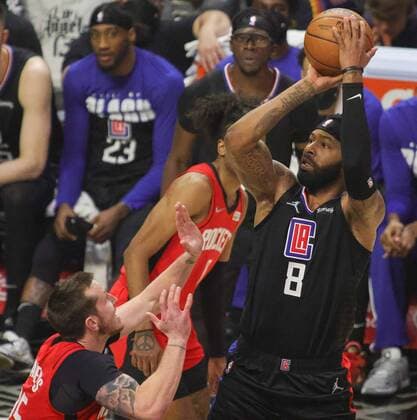 Marcus Morris Sr (R) of the LA Clippers shoots a jump shot over Garrison Matthews of the Houston Rockets, during a NBA, Basketball Herren, USA game at the Crypto.com Arena in Los Angeles, CA, 17 February 2022. Los Angeles Clippers - Houston Rockets !ACHTUNG: NUR REDAKTIONELLE NUTZUNG!  Copyright: xPHILLIPxKIMx AME6679 20220218-f54eb3167ceccb0bc3eb9fa7017eff0a495d0906