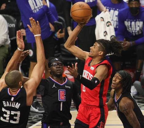 Jalen Green 0 of the Houston Rockets shoots a floater as he is guarded by LA Clippers Nicolas Batum (L), Reggie Jackson (2-L), and Terance Mann (R), during a NBA, Basketball Herren, USA game at the Crypto.com Arena in Los Angeles, CA, 17 February 2022. Los Angeles Clippers - Houston Rockets !ACHTUNG: NUR REDAKTIONELLE NUTZUNG!  Copyright: xPHILLIPxKIMx AME6683 20220218-a1dcecde6036e68e543222585670c25ee0a76a23