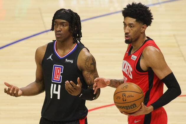 Terance Mann (L) of the LA Clippers and Kenyon Martin Jr of the Houston Rockets look to a referee for the outcome of a call, during a NBA, Basketball Herren, USA game at the Crypto.com Arena in Los Angeles, CA, 17 February 2022. Los Angeles Clippers - Houston Rockets !ACHTUNG: NUR REDAKTIONELLE NUTZUNG!  Copyright: xPHILLIPxKIMx AME6682 20220218-ba77400759b956be37e8f276b893fe42886d0e28