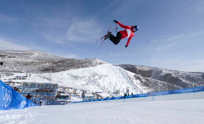 (220218) -- ZHANGJIAKOU, Feb. 18, 2022 -- Chinese athlete Gu Ailing competes during the freestyle skiing women s freeski halfpipe final of Beijing 2022 Winter Olympics at Genting Snow Park in Zhangjiakou, north China s Hebei Province, Feb. 18, 2022. ) (BEIJING2022)CHINA-ZHANGJIAKOU-OLYMPIC Winter games, Winterspiele,Spiele, Summer games FREESTYLE SKIING-WOMEN S FREESKI HALFPIPE-FINAL (CN) FeixMaohua 