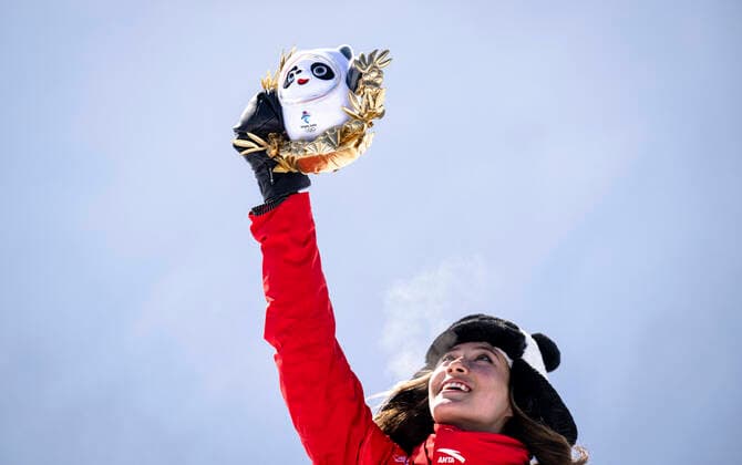 (220218) -- ZHANGJIAKOU, Feb. 18, 2022 -- Chinese athlete Gu Ailing celebrates during the flower ceremony after the freestyle skiing women s freeski halfpipe final of Beijing 2022 Winter Olympics at Genting Snow Park in Zhangjiakou, north China s Hebei Province, Feb. 18, 2022. ) (BEIJING2022)CHINA-ZHANGJIAKOU-OLYMPIC Winter games, Winterspiele,Spiele, Summer games FREESTYLE SKIING-WOMEN S FREESKI HALFPIPE-FINAL (CN) XiaoxYijiu 