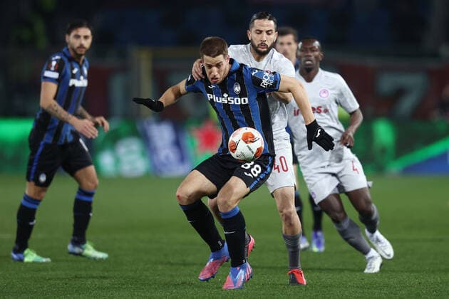 Atalanta v Olympiacos: Knockout Round Play-Offs Leg One - UEFA Europa League Mario Pasalic (Atalanta BC) is challenged by Kostas Manolas (Olympiacos FC) during the football Europa League match Atalanta BC vs Olympiakos on February 17, 2022 at the Gewiss Stadium in Bergamo, Italy Bergamo Italy  Copyright: xFrancescoxScaccianocex originalFilename:livemedia-atalanta220217_nph3P.jpg