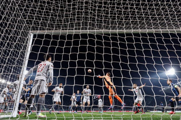Atalanta v Olympiacos: Knockout Round Play-Offs Leg One - UEFA Europa League Tomas Vaclik (Olympiacos FC) in action on a corner kick during the football Europa League match Atalanta BC vs Olympiakos on February 17, 2022 at the Gewiss Stadium in Bergamo, Italy Bergamo Italy  Copyright: xFrancescoxScaccianocex originalFilename:livemedia-atalanta220217_npnSr.jpg