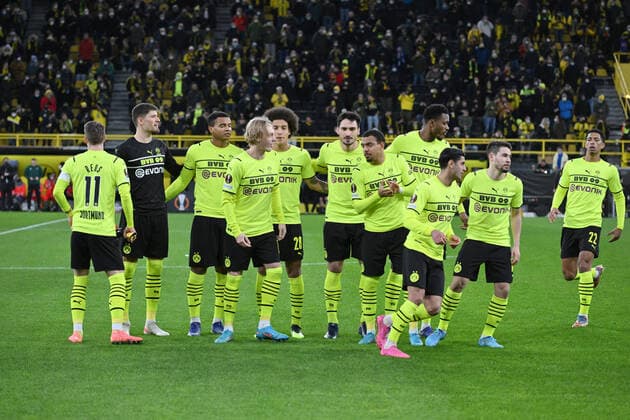 Mannschaftsfoto Borussia Dortmund, rechts kommt Jude Bellingham (Borussia Dortmund) zu spät 17.02.2022, Fussball, Saison 2021 2022, UEFA Europa League, Play Off, Borussia Dortmund - Glasgow Rangers 2:4 Foto: Maik Hölter TEAM2sportphoto Dortmund Nordrhein Westfalen Deutschland Team2