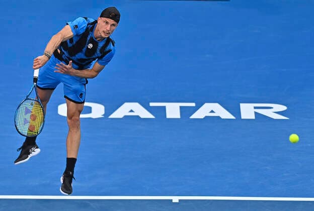 (220218) -- DOHA, Feb. 18, 2022 -- Marton Fucsovics of Hungary serves during the quarterfinal of ATP, Tennis Herren Qatar Open Tennis match against Nikoloz Basilashvili of Georgia at International Tennis Complex in Doha, capital of Qatar, Feb. 17, 2022. (Photo by Xinhua) (SP)QATAR-DOHA-TENNIS-ATP QATAR OPEN-QUARTERFINAL Nikku 
