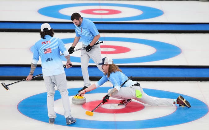 (220218) -- BEIJING, Feb. 18, 2022 -- Matt Hamilton (R) of the United States curls the stone during the curling men s bronze medal game of Beijing 2022 Winter Olympics between Canada and the United States at National Aquatics Centre in Beijing, capital of China, Feb. 18, 2022. ) (BEIJING2022)CHINA-BEIJING-OLYMPIC Winter games, Winterspiele,Spiele, Summer games CURLING-MEN S BRONZE MEDAL GAME-CAN VS USA (CN) LiuxXu 