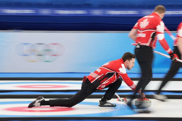 (220218) -- BEIJING, Feb. 18, 2022 -- Brett Gallant (L) of Canada competes during the curling men s bronze medal game of Beijing 2022 Winter Olympics between Canada and the United States at National Aquatics Centre in Beijing, capital of China, Feb. 18, 2022. ) (BEIJING2022)CHINA-BEIJING-OLYMPIC Winter games, Winterspiele,Spiele, Summer games CURLING-MEN S BRONZE MEDAL GAME-CAN VS USA (CN) LiuxXu 