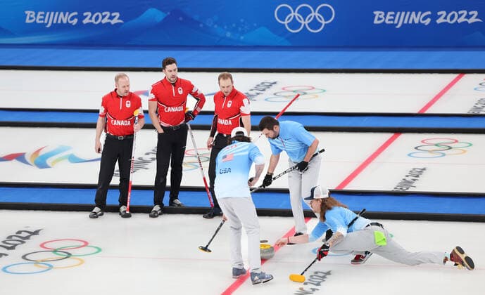 Sport Bilder des Tages (220218) -- BEIJING, Feb. 18, 2022 -- Athletes of the United States and Canada compete during the curling men s bronze medal game of Beijing 2022 Winter Olympics between Canada and the United States at National Aquatics Centre in Beijing, capital of China, Feb. 18, 2022. ) (BEIJING2022)CHINA-BEIJING-OLYMPIC Winter games, Winterspiele,Spiele, Summer games CURLING-MEN S BRONZE MEDAL GAME-CAN VS USA (CN) LiuxXu 