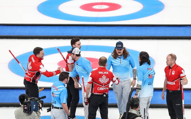 (220218) -- BEIJING, Feb. 18, 2022 -- Athletes of Canada (red) greet athletes of the United States after the curling man s bronze medal game of the Beijing 2022 Winter Olympics between Canada and the United States at the National Aquatics center in Beijing, China, Feb.18, 2022. ) (BEIJING2022)CHINA-BEIJING-OLYMPIC Winter games, Winterspiele,Spiele, Summer games CURLING-MAN-BRONZE MEDAL-USA vs CAN(CN) YangxLei 