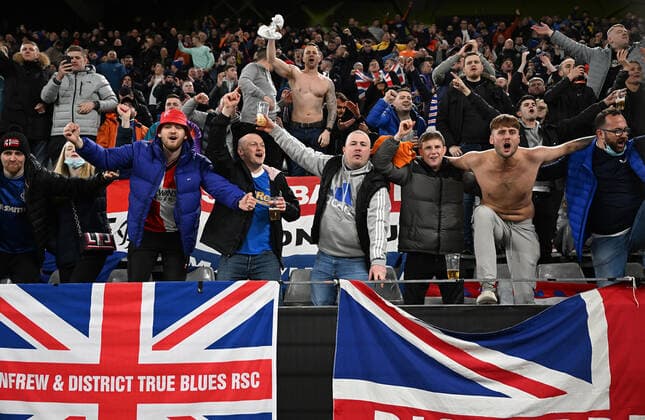 17.02.2022, xjhx, Fussball UEFA Europa League , Borussia Dortmund - Glasgow Rangers emspor, v.l. Fans von Glasgow Rangers Stimmung Jubel (DFL DFB REGULATIONS PROHIBIT ANY USE OF PHOTOGRAPHS as IMAGE SEQUENCES and or QUASI-VIDEO) Dortmund