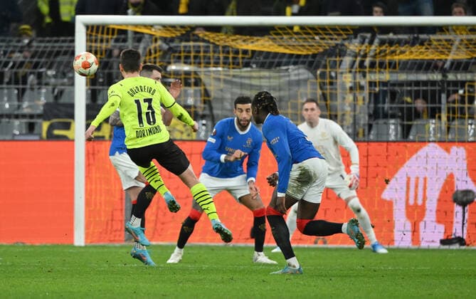 Raphael Guerreiro (Borussia Dortmund) erzielt mit diesem Schuss das Tor zum 2:4 17.02.2022, Fussball, Saison 2021 2022, UEFA Europa League, Play Off, Borussia Dortmund - Glasgow Rangers 2:4 Foto: Maik Hölter TEAM2sportphoto Dortmund Nordrhein Westfalen Deutschland Team2