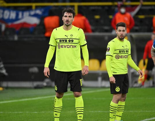 Mats Hummels (Borussia Dortmund), Raphael Guerreiro (Borussia Dortmund), v.li. 17.02.2022, Fussball, Saison 2021 2022, UEFA Europa League, Play Off, Borussia Dortmund - Glasgow Rangers 2:4 Foto: Maik Hölter TEAM2sportphoto Dortmund Nordrhein Westfalen Deutschland Team2