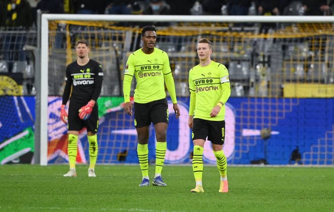 v.re., Marco Reus (Borussia Dortmund), Dan Axel Zagadou (Borussia Dortmund), Torwart Gregor Kobel (Borussia Dortmund) 17.02.2022, Fussball, Saison 2021 2022, UEFA Europa League, Play Off, Borussia Dortmund - Glasgow Rangers 2:4 Foto: Maik Hölter TEAM2sportphoto Dortmund Nordrhein Westfalen Deutschland Team2