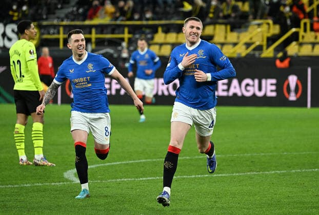 17.02.2022, xjhx, Fussball UEFA Europa League , Borussia Dortmund - Glasgow Rangers emspor, v.l. Ryan Jack (Glasgow Rangers), John Lundstram (Glasgow Rangers) celebrate the goal, Der Torjubel zum 0:3 (DFL DFB REGULATIONS PROHIBIT ANY USE OF PHOTOGRAPHS as IMAGE SEQUENCES and or QUASI-VIDEO) Dortmund