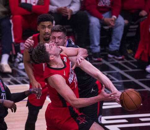 February 17, 2022, Los Angeles, California, USA: Alperen Sengun 28 of the Houston Rockets gets hit by Isaiah Hartenstein 55 of the Los Angeles Clippers during their NBA, Basketball Herren, USA game on Thursday February 17, 2022 at Crypto.com Arena in Los Angeles, California. Clippers defeat Rockets, 142-111. ARIANA RUIZ PI Los Angeles USA - ZUMAp124 20220217_zaa_p124_066 Copyright: xArianaxRuizx
