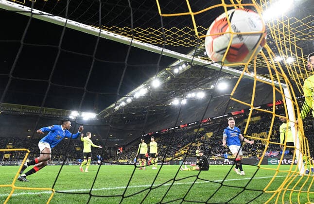 17.02.2022, xjhx, Fussball UEFA Europa League , Borussia Dortmund - Glasgow Rangers emspor, v.l. Dan-Axel Zagadou (Borussia Dortmund), Alfredo Morelos (Glasgow Rangers), Gregor Knobel (Borussia Dortmund) Goal scored, erziehlt das Tor zum 1:4 (DFL DFB REGULATIONS PROHIBIT ANY USE OF PHOTOGRAPHS as IMAGE SEQUENCES and or QUASI-VIDEO) Dortmund