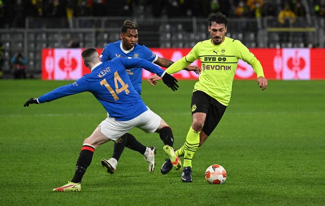 17.02.2022, xjhx, Fussball UEFA Europa League , Borussia Dortmund - Glasgow Rangers emspor, v.l. Ryan Kent (Glasgow Rangers), Alfredo Morelos (Glasgow Rangers), Mats Hummels (Borussia Dortmund) (DFL DFB REGULATIONS PROHIBIT ANY USE OF PHOTOGRAPHS as IMAGE SEQUENCES and or QUASI-VIDEO) Dortmund