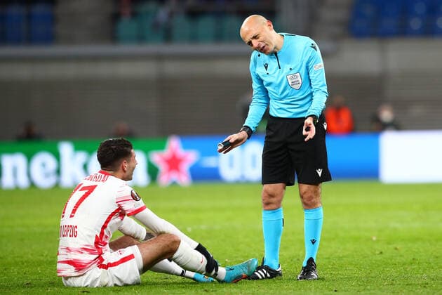 17.02.2022, xtgx, Fussball UEFA European League, RB Leipzig - Real Sociedad San Sebastian emspor, v.l. Dominik Szoboszlai (Leipzig, 17), Schiedsrichter, Schiri, referee Cuneyt Cakir (DFL DFB REGULATIONS PROHIBIT ANY USE OF PHOTOGRAPHS as IMAGE SEQUENCES and or QUASI-VIDEO) Leipzig