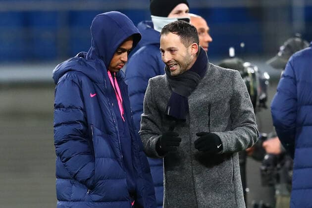 17.02.2022, xtgx, Fussball UEFA European League, RB Leipzig - Real Sociedad San Sebastian emspor, v.l. Tyler Adams (Leipzig, 14), Domenic Tedesco (Leipzig, Trainer) (DFL DFB REGULATIONS PROHIBIT ANY USE OF PHOTOGRAPHS as IMAGE SEQUENCES and or QUASI-VIDEO) Leipzig
