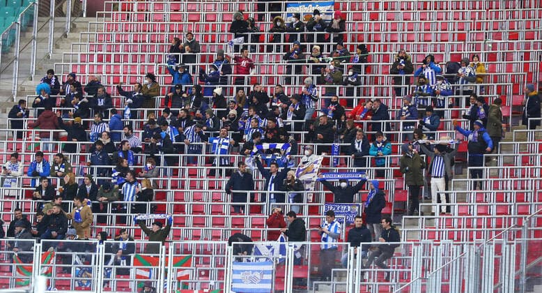 RB Leipzig - San Sebastian 17.02.2022 Leipzig, 17.02.2022, Red Bull Arena, Fussball, UEFA Europa League, Play Off Runde , RB Leipzig (GER) vs. Real Sociedad San Sebastian (ESP) 2:2 (1:1) , Im Bild: Fans von Real Sociedad , UEFA regulations prohibit any use of photographs as image sequences and or quasi-video ,