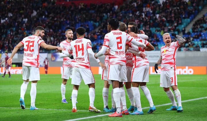 RB Leipzig - San Sebastian 17.02.2022 Leipzig, 17.02.2022, Red Bull Arena, Fussball, UEFA Europa League, Play Off Runde , RB Leipzig (GER) vs. Real Sociedad San Sebastian (ESP) 2:2 (1:1) , Leipziger Torjubel nach dem Tor zum 1:1 durch Torschütze Christopher Nkunku (18, RB Leipzig). Im Bild: Jubeltraube. Li.: Josko Gvardiol (32, RB Leipzig) und Re.: Angeli–o Angelino (3, RB Leipzig) , UEFA regulations prohibit any use of photographs as image sequences and or quasi-video , Picture Point