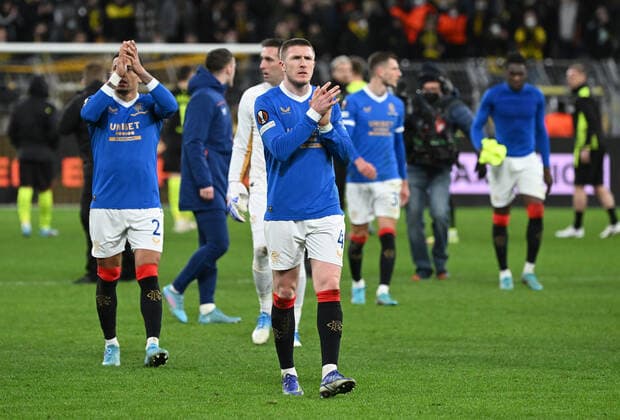 17.02.2022, xjhx, Fussball UEFA Europa League , Borussia Dortmund - Glasgow Rangers emspor, v.l. John Lundstram (Glasgow Rangers) bedankt bedanken sich bei den Fans (DFL DFB REGULATIONS PROHIBIT ANY USE OF PHOTOGRAPHS as IMAGE SEQUENCES and or QUASI-VIDEO) Dortmund