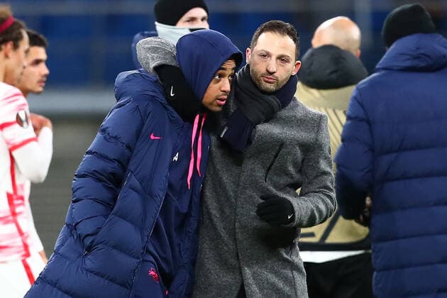 17.02.2022, xtgx, Fussball UEFA European League, RB Leipzig - Real Sociedad San Sebastian emspor, v.l. Tyler Adams (Leipzig, 14), Domenic Tedesco (Leipzig, Trainer) (DFL DFB REGULATIONS PROHIBIT ANY USE OF PHOTOGRAPHS as IMAGE SEQUENCES and or QUASI-VIDEO) Leipzig