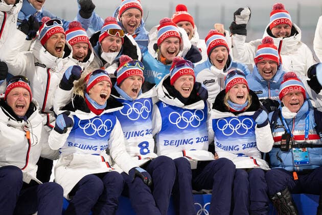 220218 Tiril Eckhoff, Vetle Sjastad Christiansen, Johannes Thingnes Bo and Marte Olsbu Roiseland of Norway celebrate with the Norwegian team after men s biathlon mass start during day 14 of the 2022 Winter Olympics on February 18, 2022 in Zhangjiakou. Photo: Vegard Grott BILDBYRAN kod VG JE0046 skidskytte biathlon skiskyting Olympic Games, Olympische Spiele, Olympia, OS olympics winter olympics os ol olympiska spel vinter-os olympiske leker peking peking 2022 beijing 2022 beijing 2022 olympic games beijing 2022 winter olympic games peking-os beijing-ol vinter-ol 14 bbeng norge jubel *** 220218 Tiril Eckhoff, Vetle Sjastad Christiansen, Johannes Thingnes Bo and Marte Olsbu Roiseland of Norway celebrate with the Norwegian team after men s biathlon mass start during day 14 of the 2022 Winter Olympics on February 18, 2022 in Zhangjiakou Photo Vegard Grott BILDBYRAN kod VG JE0046 biathlon biathlon biathlon olympic games olympics winter olympics os ol olympic games winter os olympic games beijing peking 2022 beijing 2022 beijing 2022 olympic games beijing 2022 winter olympic games beijing os beijing ol winter ol 14 bbeng norway cheer,  Copyright: VEGARDxGRoTT BB220218VG123