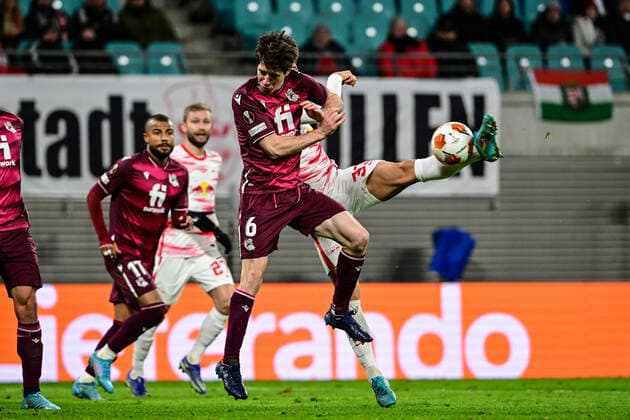 Andre Silva 33 (Leipzig) im Zweikampf, Aktion, mit Aritz Elustondo 6 (San Sebastian), RB Leipzig vs. Real Sociedad, Europa League, PLayoff Hinspiel, 17.02.2022