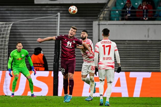 Alexander Sorloth 23 (San Sebastian) im Zweikampf, Aktion, mit Josko Gvardiol 32 (Leipzig), RB Leipzig vs. Real Sociedad, Europa League, PLayoff Hinspiel, 17.02.2022