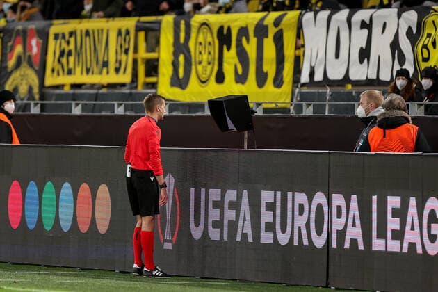 17.02.2022, Fussball, Saison 2021 2022, UEFA Europa League, Play-Offs, Borussia Dortmund - Glasgow Rangers, Schiedsrichter Clement Louis Jean Turpin überprüft das Handspiel von Dan-Axel Zagadou (Borussia Dortmund). Foto: Dennis Ewert RHR-FOTO Dortmund Signal Iduna Park NRW Deutschland xRHR-FOTO DEx