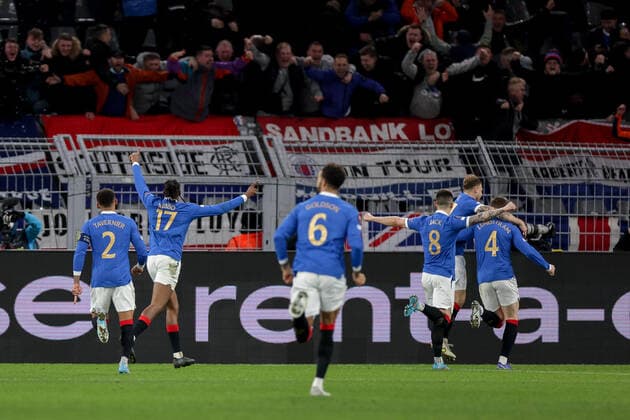 17.02.2022, Fussball, Saison 2021 2022, UEFA Europa League, Play-Offs, Borussia Dortmund - Glasgow Rangers, Die Spieler des Ranger FC bejubeln das Tor zum 0:2 durch Alfredo Morelos (Rangers FC). Foto: Dennis Ewert RHR-FOTO Dortmund Signal Iduna Park NRW Deutschland xRHR-FOTO DEx