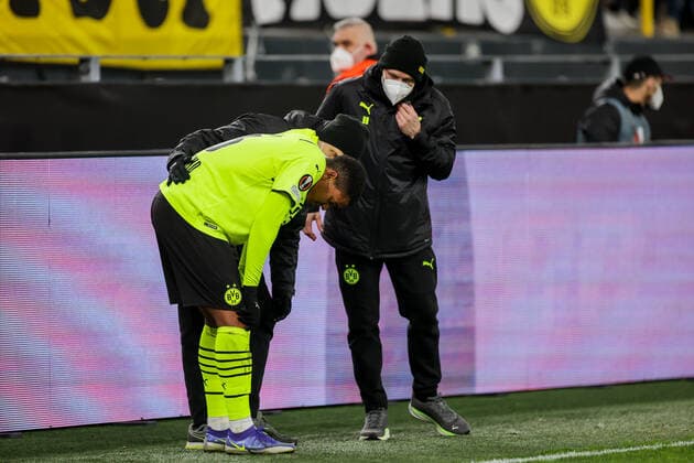 17.02.2022, Fussball, Saison 2021 2022, UEFA Europa League, Play-Offs, Borussia Dortmund - Glasgow Rangers, Manuel Akanji (Borussia Dortmund) muss verletzt ausgewechselt werden. Foto: Dennis Ewert RHR-FOTO Dortmund Signal Iduna Park NRW Deutschland xRHR-FOTO DEx