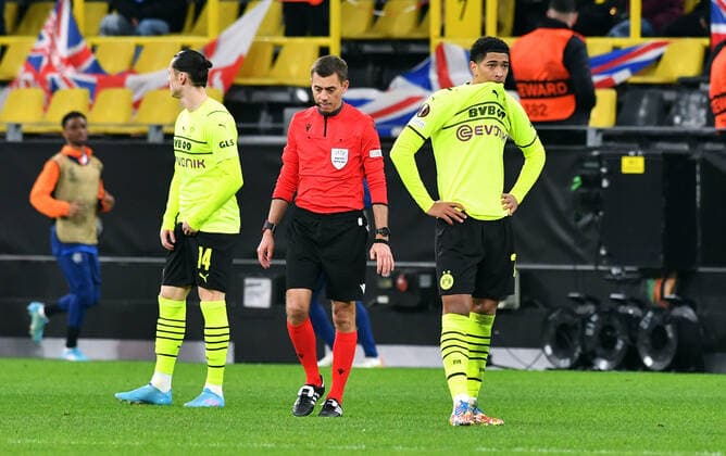 Fussball, UEFA Europe League, Herren, Saison 2021 22, KO Runde Play-off Hinspiel, Borussia Dortmund (gelb) - Glasgow Rangers (blau) 2:4; Jude Bellingham (BVB) enttäuscht. Enttäuschung, Frust, Aktion. UEFA REGULATIONS PROHIBIT ANY USE OF PHOTOGRAPHS AS IMAGE SEQUENCES AND OR QUASI-VIDEO