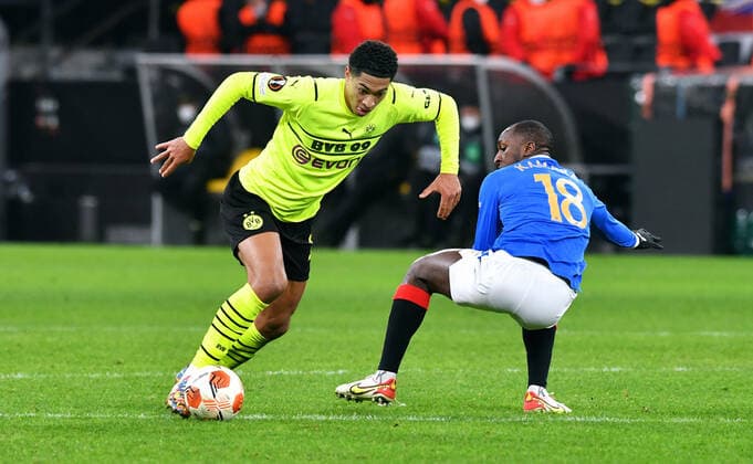 Fussball, UEFA Europe League, Herren, Saison 2021 22, KO Runde Play-off Hinspiel, Borussia Dortmund (gelb) - Glasgow Rangers (blau) 2:4; Jude Bellingham (BVB), Glen Kamara (GLR), Aktion. UEFA REGULATIONS PROHIBIT ANY USE OF PHOTOGRAPHS AS IMAGE SEQUENCES AND OR QUASI-VIDEO