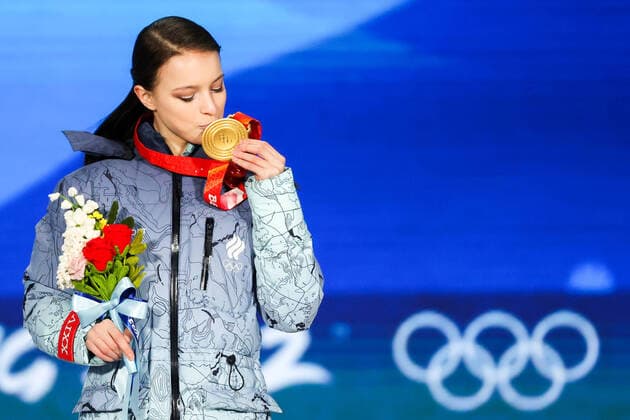Bilder des Jahres 2022, Sport 02 Februar Sport Themen der Woche KW 07 Sport Bilder des Tages BEIJING, CHINA â€“ FEBRUARY 18, 2022: Figure skater Anna Shcherbakova of Team ROC kisses her gold medal at a victory ceremony for the ladies Figure skating, Eiskunstlauf event at the Beijing 2022 Winter Olympic Games, Olympische Spiele, Olympia, OS Anton Novoderezhkin TASS  TS124148